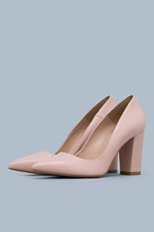 Γόβα Ελληνικής Κατασκευής μυτερή με χοντρό τακούνι – Μπέζ