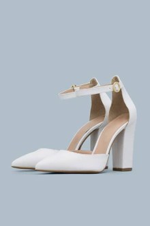 Γόβα δερματίνη Ελληνικής Κατασκευής μυτερή με χοντρό τακούνι – Λευκό