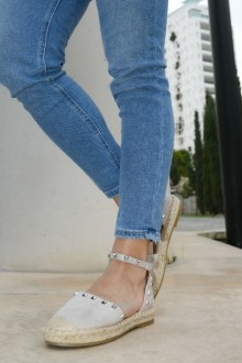 Εσπαντρίγιες Suede με τρουκς και άνοιγμα στα πλαινά.Δένουν με ζωνάκι στο ύψος του αστραγάλου – Μπέζ