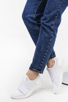 Sneakers σε συνδυασμό υφασμάτων με διακοσμητικά λάστιχα και εύκαμπτο πατο - Λευκό