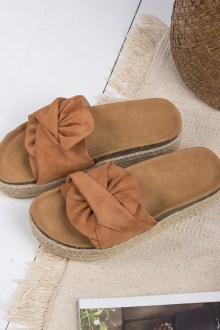 Παντόφλες Flatforms suede  με φαρδύ λουράκι και φιόγκο με σκοινί στον πάτο - Κάμελ