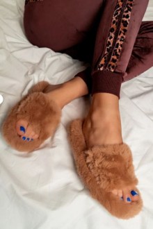 Γούνινες Παντοφλές με Φαρδιά Φάσα