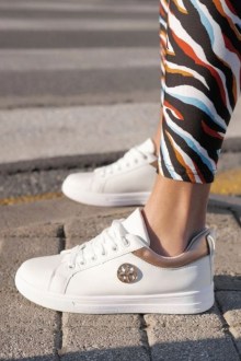 Γυναικεία Sneakers με μεταλλικό διακοσμητικό Λευκό /Σιαμπανί