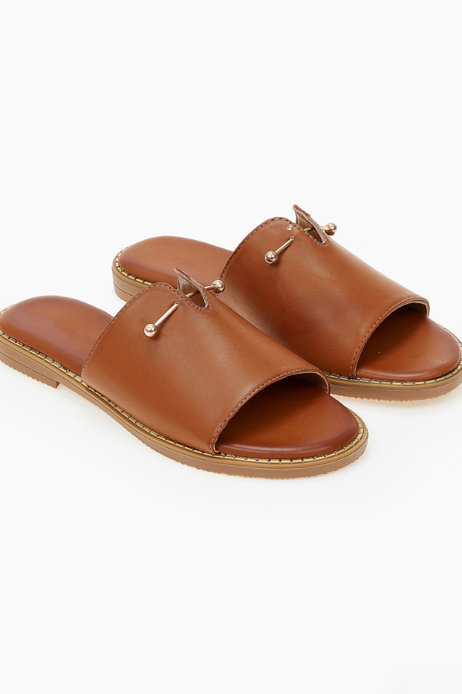 Παντόφλες Flat με φάσα και μεταλλική λεπτομέρεια - Κάμελ