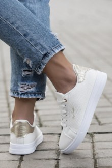 Sneakers δερματίνη  matte- croco, με χρυσή γραμματοσειρά στο παλινό εξωτερικό μέρο - Λευκό / Χρυσό
