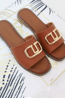 Παντόφλες Flat με χρυσή αγκράφα και σχέδιο ψάθας - Κάμελ