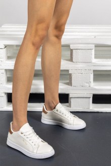 Sneakers δερματίνη  matte- croco, με χρυσή γραμματοσειρά στο παλινό εξωτερικό μέρο - Λευκό / Σιαμπανί