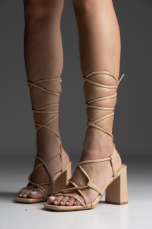 Πέδιλο δερματίνη με χοντρό τακούνι και με κορδόνι για δέσιμο στο πόδι - Μπέζ