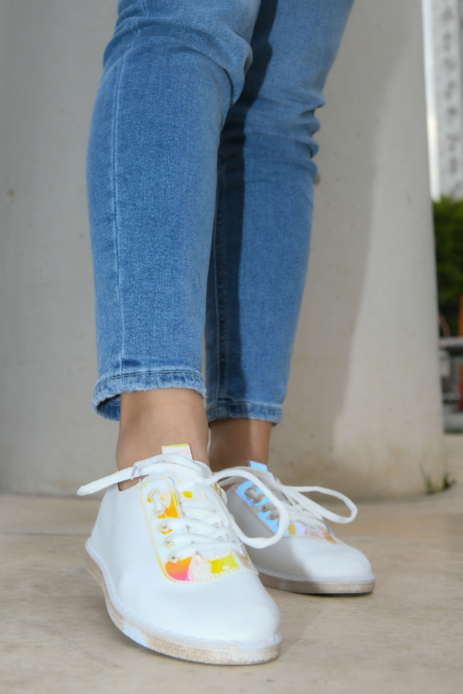 Sneakers δερματίνη με μεταλλικές λεπτομέρειες - Λευκό /Χρυσό - Image 2