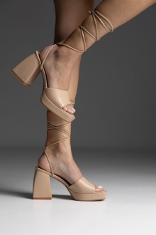 Πέδιλο δερματίνη με χοντρό τακούνι και φιάπα - Μπέζ