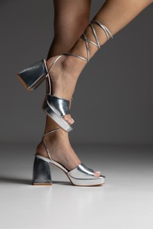 Πέδιλο δερματίνη με χοντρό τακούνι και φιάπα - Ασημί