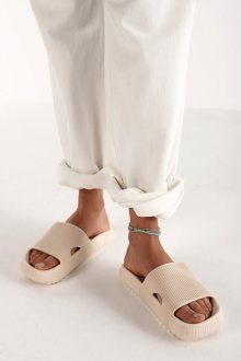 Παντόφλες με Φαρδιά Φάσα και Ανοιγμα- Mπεζ