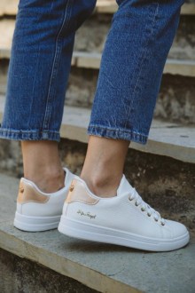 Γυναικεία sneakers με μεταλλικές λεπτομέρειες Λευκό / Σιαμπανί