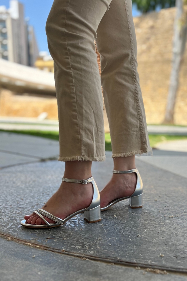 Πέδιλο δερματίνη με χοντρό χαμηλό τακούνι και λουράκια με στρας – Ασημί - Image 2