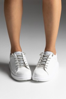 Sneakers δερματίνη με strass στη γλώσσα και ιδιαίτερα κορδόνια - Λευκό / Ασημί