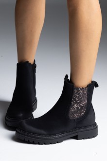 Μποτάκι δερματίνη με διακοσμητικό στοιχείο στο πλάι - Μαύρο