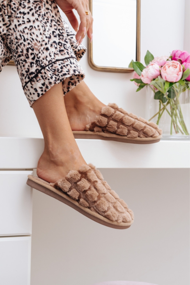 Γούνινες Παντόφλες με Ανάγλυφο Σχέδιο - Μπέζ - Image 3