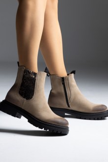 Μποτάκι δερματίνη με διακοσμητικό στοιχείο στο πλάι - Μπέζ