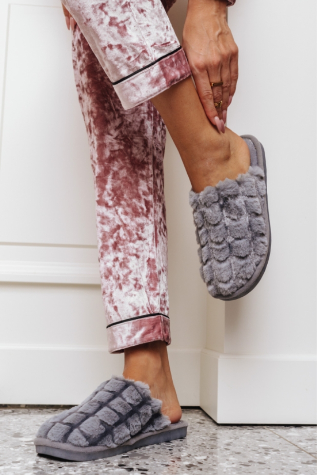 Γούνινες Παντόφλες με Ανάγλυφο Σχέδιο - Γκρί - Image 2