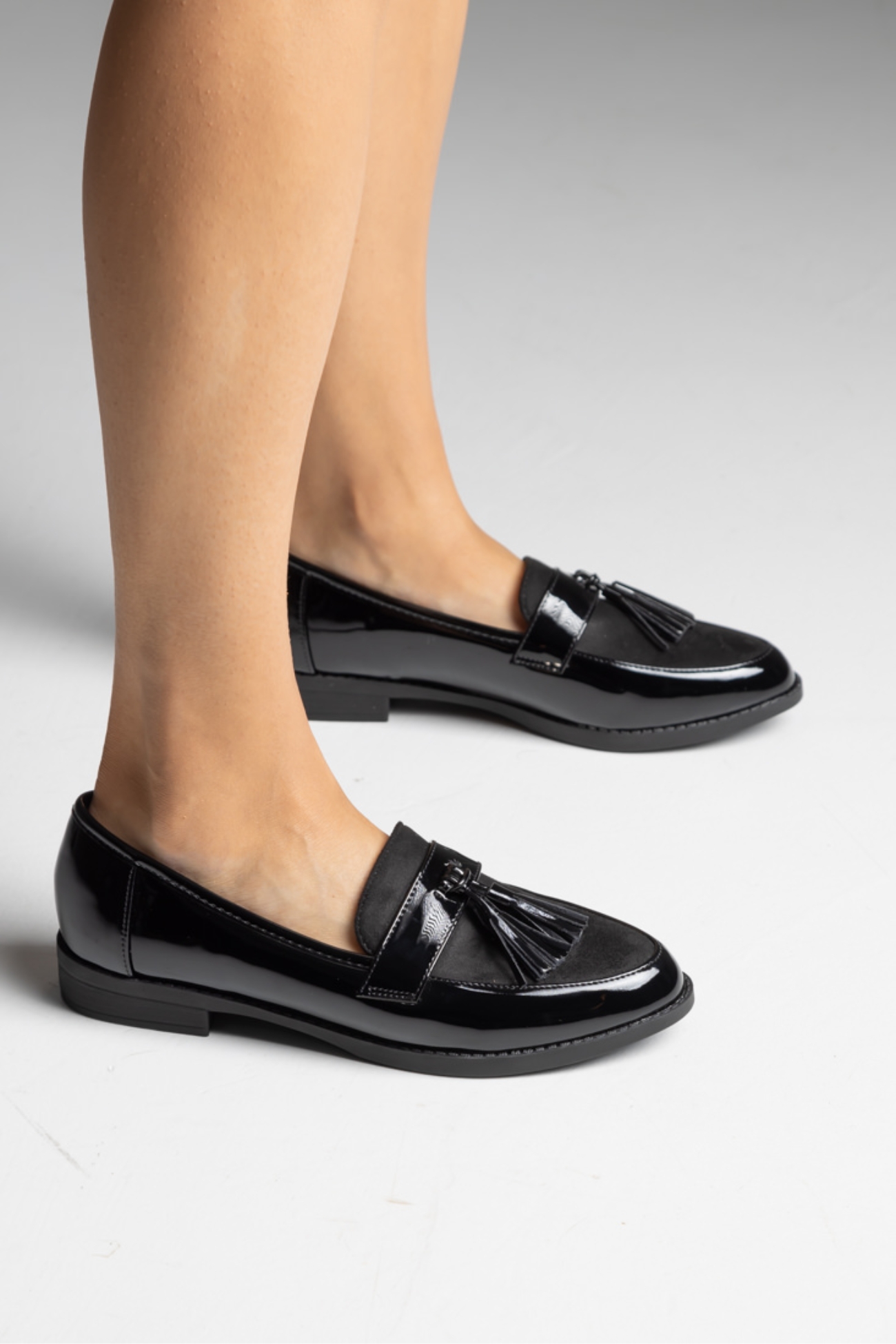 Μοκασίνια λουστρίνι και suede με διακοσμητική φούντα - Μαύρο - Image 2