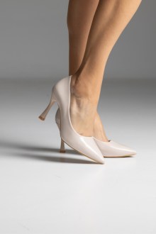 Γόβα λουστρίνι,με λεπτό τακούνι μυτερή – Μπέζ