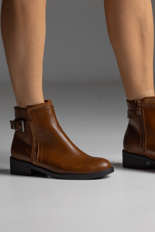 Μποτάκι δερματίνη με αγκράφα και strass - Κάμελ - Image 2