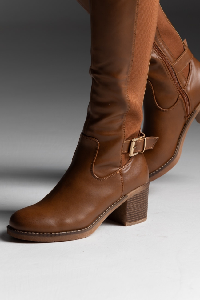 Μπότα δερματίνη με λάστιχο και διακοσμητική αγκράφα - Κάμελ - Image 3