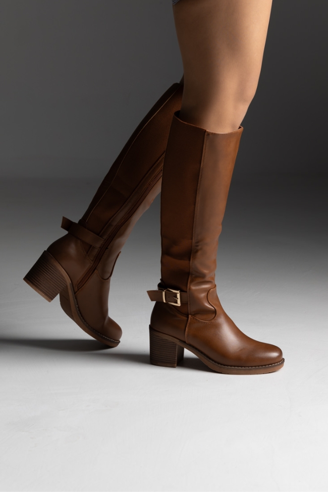 Μπότα δερματίνη με λάστιχο και διακοσμητική αγκράφα - Κάμελ - Image 2