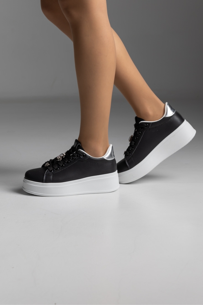 Sneakers με διακοσμητική πέτρα και καρδιά στα κορδόνια - Μαύρο - Image 5