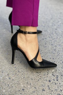 Γόβες Μυτερές με Λοξό Λουράκι – Μαύρο