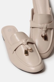 Flat mules με κρεμαστό διακοσμητικό - Μπεζ