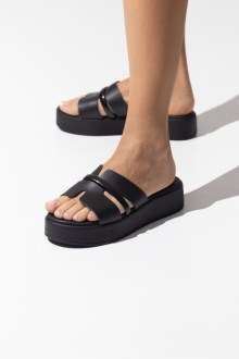 Δερμάτινα (LEATHER) Ελληνικής κατασκευής Flatform με λουρί φαρδύ ‘H’ και λουράκι μπρασελέ – Μαύρο