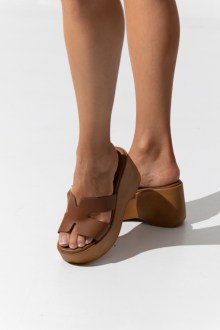 Δερμάτινες (LEATHER) Ελληνικές Πλατφόρμες με φαρδύ λουράκι ‘H’ στα δάχτυλα - Κάμελ