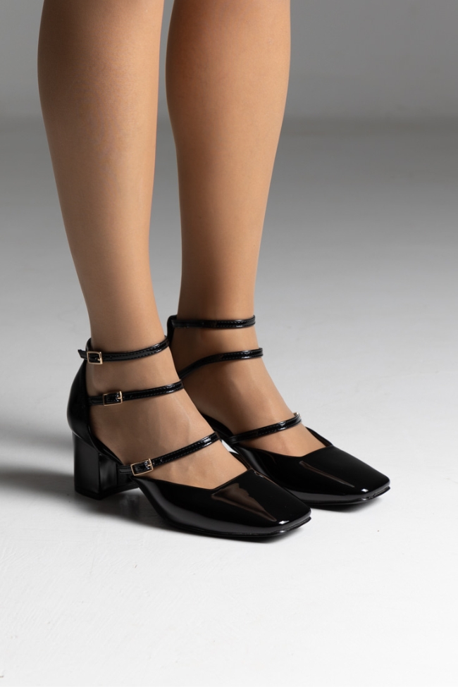 Γόβες λουστρίνι με χοντρό τακούνι και λεπτά λουράκια - Μαύρο