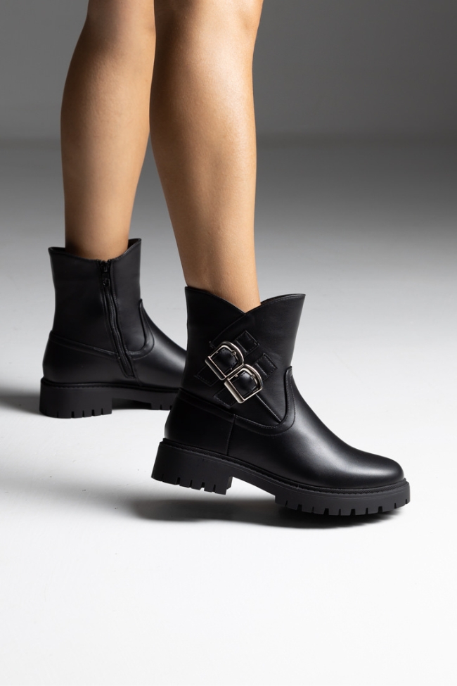 Μποτάκια με διακοσμητικές αγκράφες, φερμουάρ στο εσωτερικό- Μαύρο