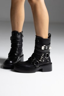 Biker μποτάκι με λουριά και διακοσμητικές αγκράφες - Μαύρο