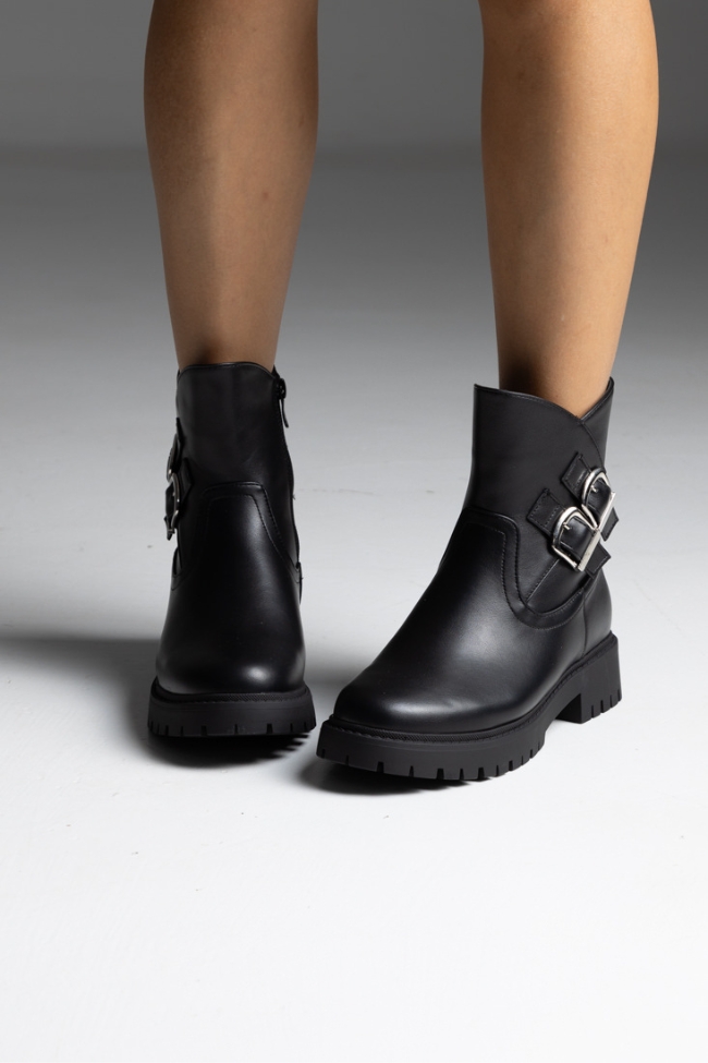 Μποτάκια με διακοσμητικές αγκράφες, φερμουάρ στο εσωτερικό- Μαύρο - Image 3