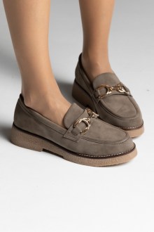 Γυναικεία loafers με κρεπ πάτο και διακοσμητικό στοιχείο - Σκούρο Μπέζ