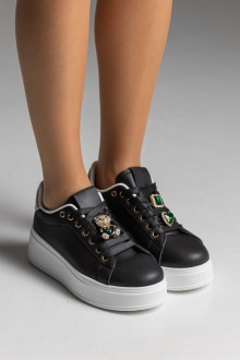 Sneakers με διακοσμητικά στοιχεία στα κορδόνια - Μαύρο