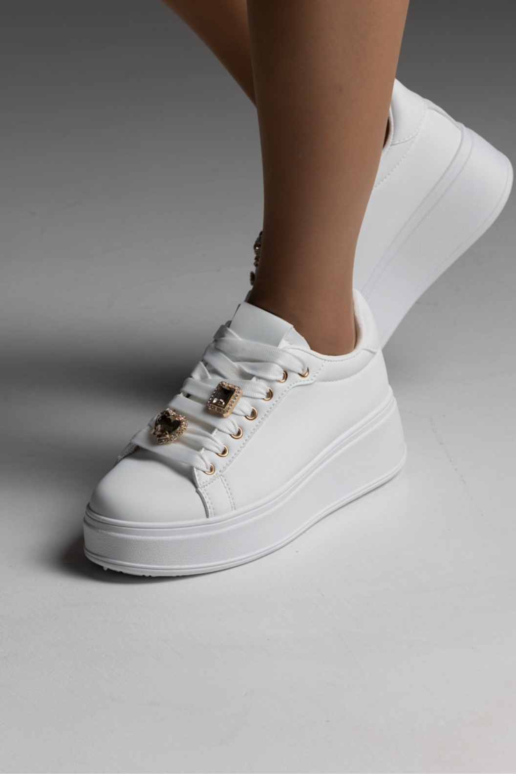 Sneakers με διακοσμητικά στοιχεία στα κορδόνια - Λευκό - Image 5