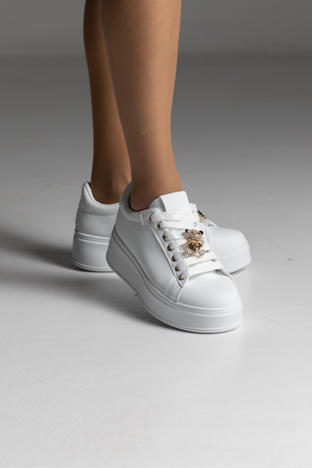 Sneakers με διακοσμητικά στοιχεία στα κορδόνια - Λευκό - Image 3