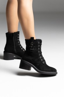 Μποτάκια με διακοσμητική αγκράφα και κορδόνια - Μαύρο