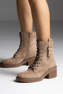 Μποτάκια με διακοσμητική αγκράφα και κορδόνια - Μπέζ