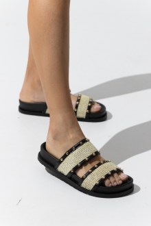 Σανδάλια Flatform με πάτο fussbett και διακοσμητικά τρουκς - Μαύρο