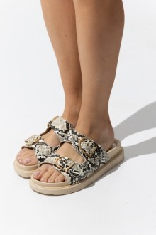 Σανδάλια Flatform με δύο χρυσές αγκράφες και μαλακή σόλα - Φίδι