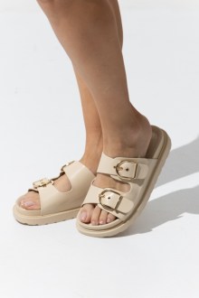 Σανδάλια Flatform με δύο χρυσές αγκράφες και μαλακή σόλα- Μπέζ