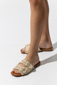 Σανδάλια υφασμάτινα με μαλακό πάτο και με δύο λουράκια στο κουτεπιέ και χρυσή αγκράφα - Μπέζ