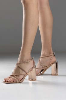 Πέδιλο με χοντρό τακούνι , λουστρίνι με λεπτά λουράκια με strass - Σαμπανί