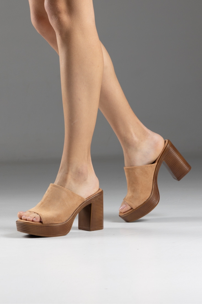 Τσόκαρα με ελαφριά σόλα και μαλακό πάτο Suede – Κάμελ