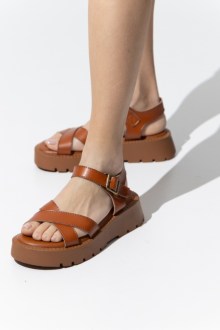 Σανδάλια Flatform με μαλακό πάτο και Χιαστί Λουράκια – Κάμελ